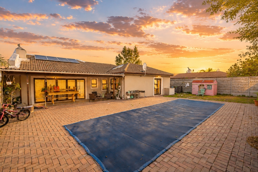 3 Bedroom Property for Sale in Uitzicht Western Cape